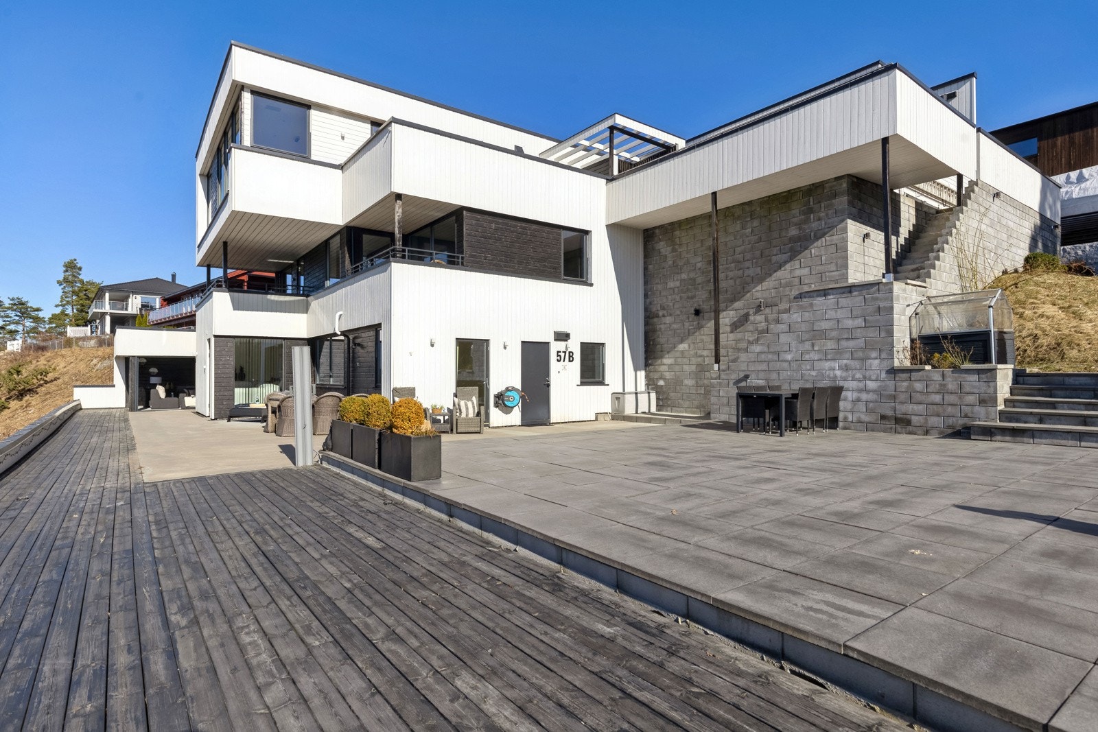 Nær Fagerstrand sentrum m/barnehager, skoler og forretninger. Galleribilde