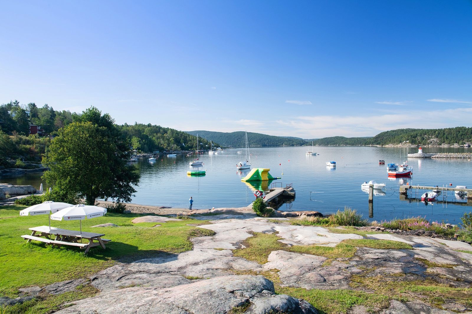 Sjønært og flott beliggende m/kort gangavstand til Nesoddens flotteste Badestrand. Galleribilde