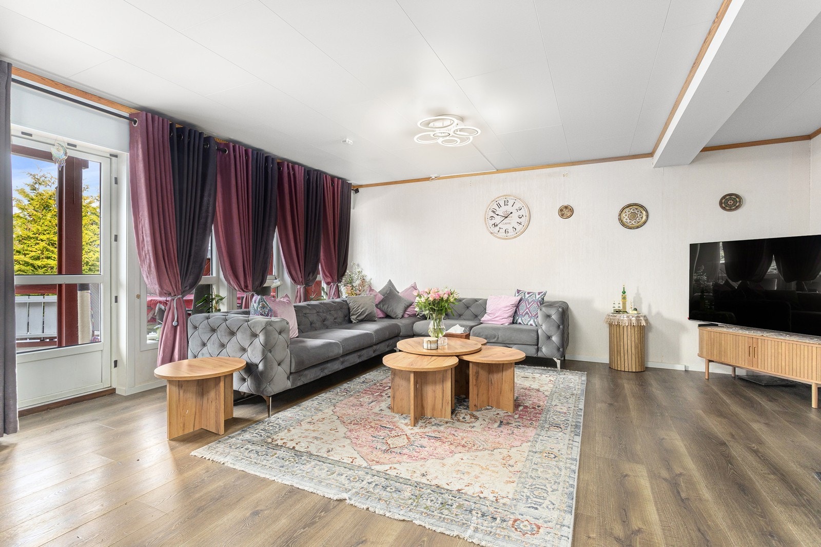 Stuen er familievennlig og rommets størrelse gir god plass til en romslig sittegruppe. Galleribilde