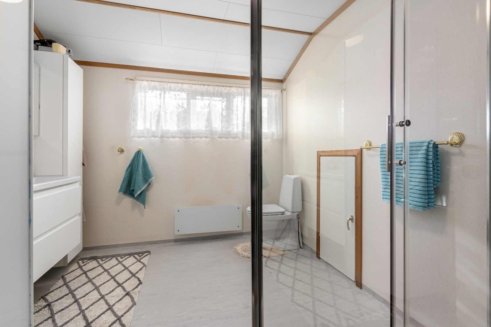 Rommet har også opplegg for vaskemaskin og varmes opp med panelovn. Galleribilde