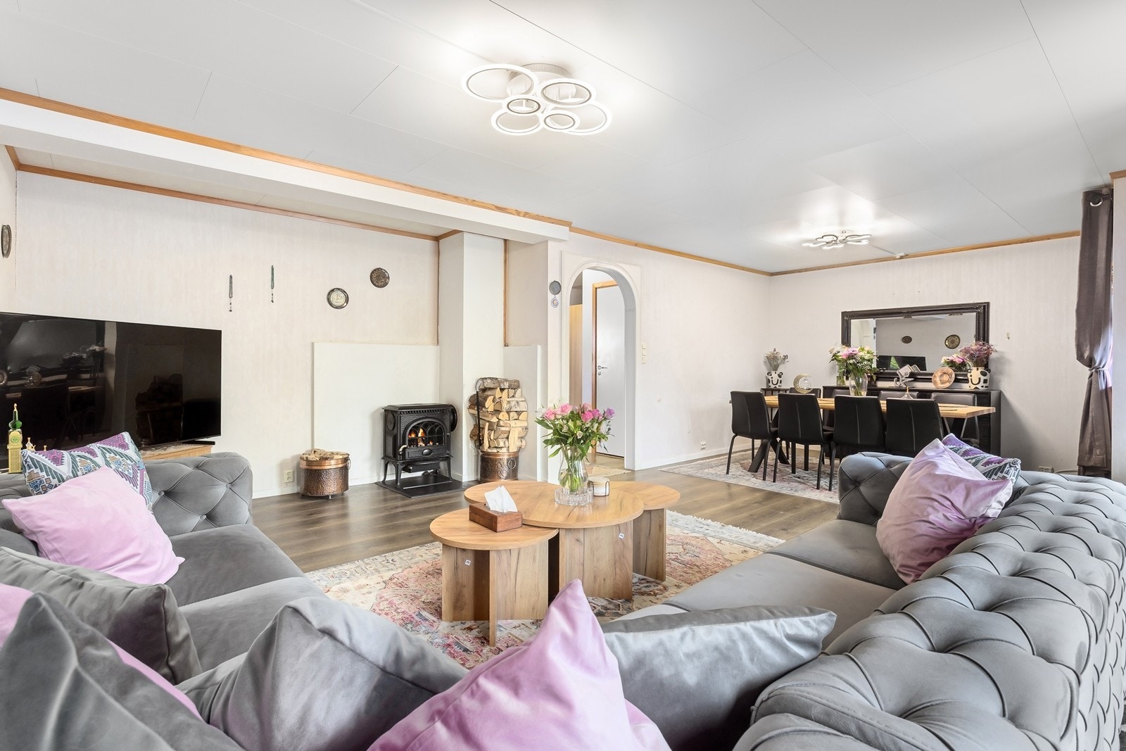 Rommet fremstår lyst og luftig, med store vindusflater som slipper inn godt med naturlig dagslys. Galleribilde