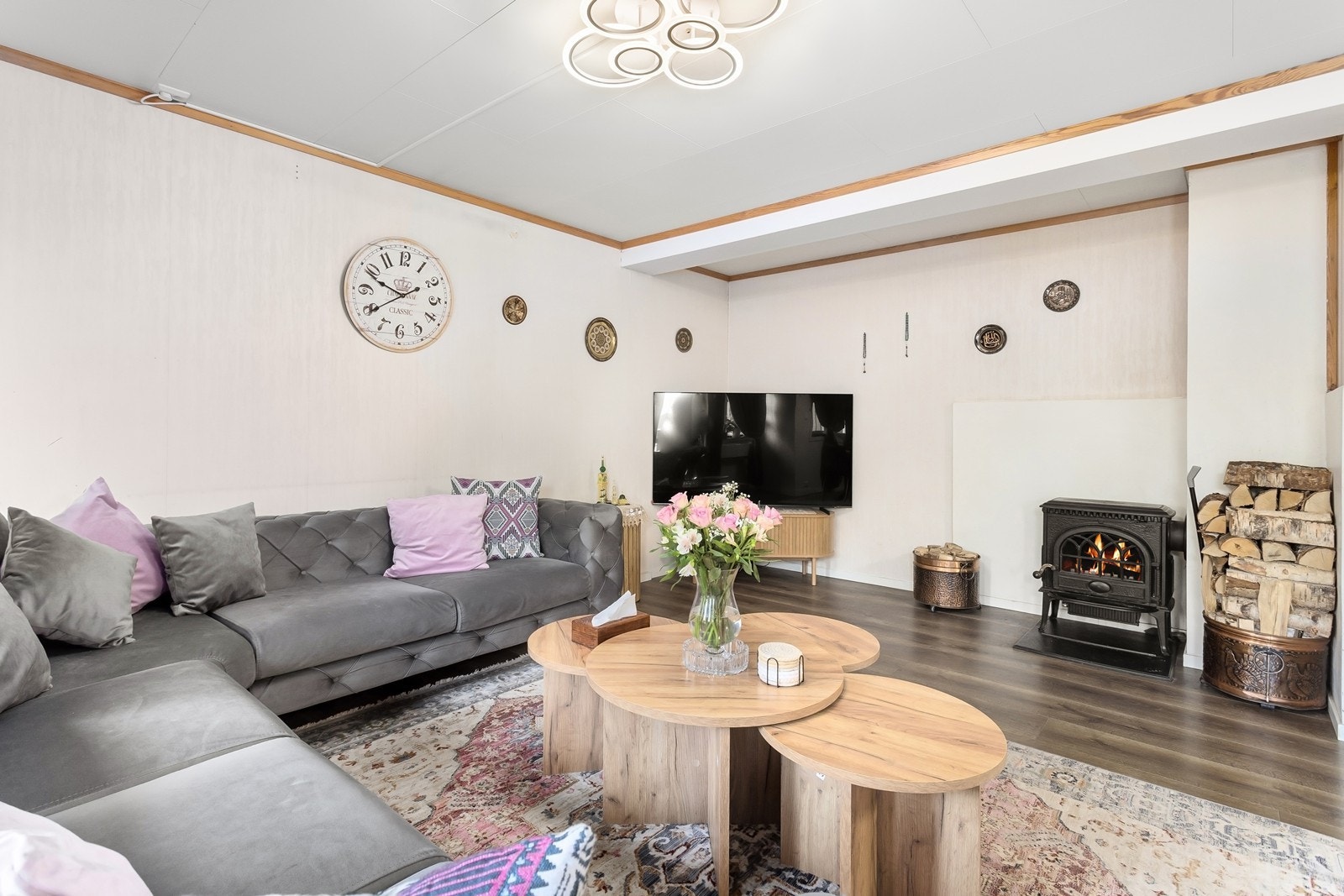 Boligen har oppvarming med både strøm og ved, med vedovn og varmepumpe i stue. Galleribilde