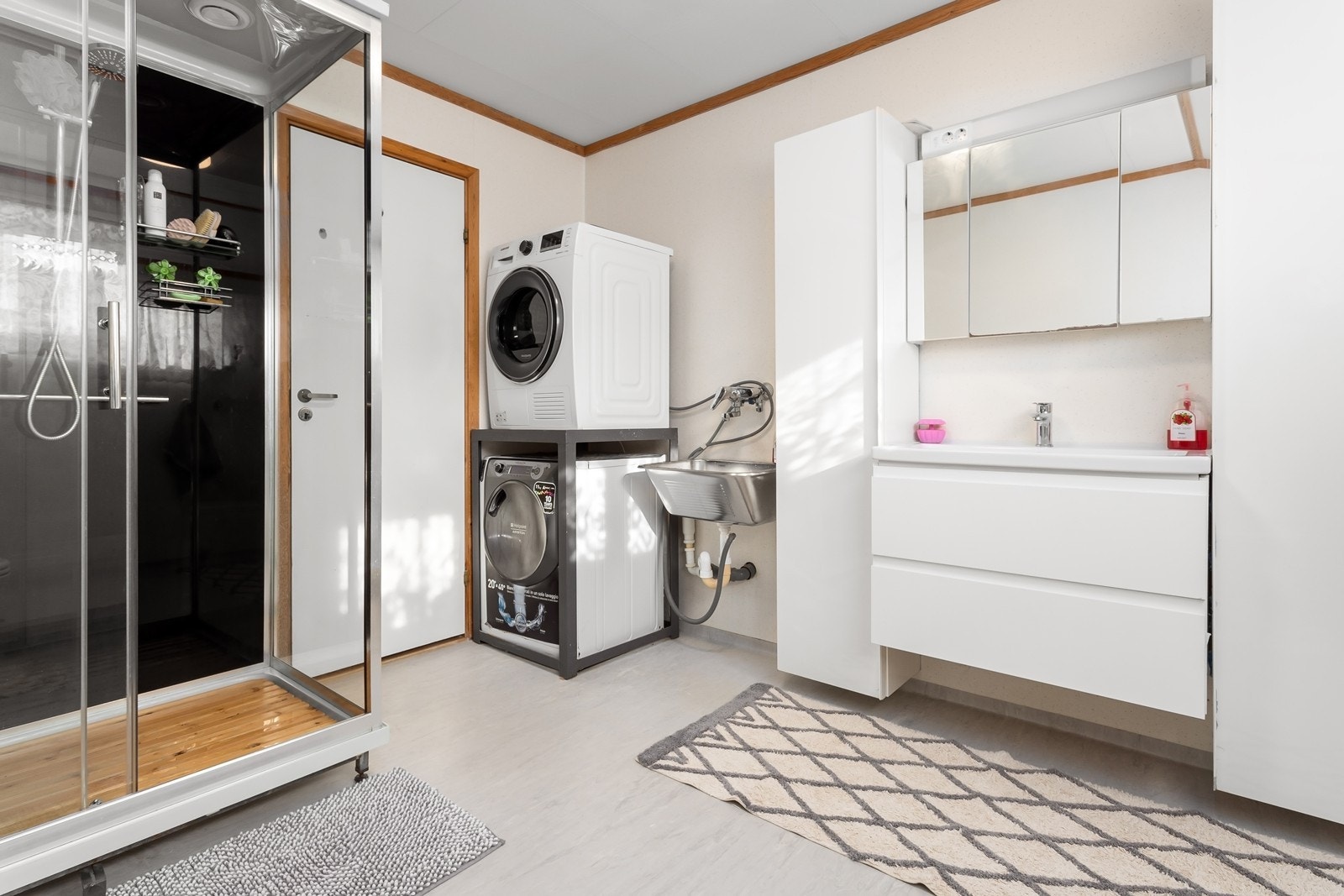 Badet er utstyrt med innredning med heldekkende servant, veggskap med speil, høyskap og toalett. Galleribilde