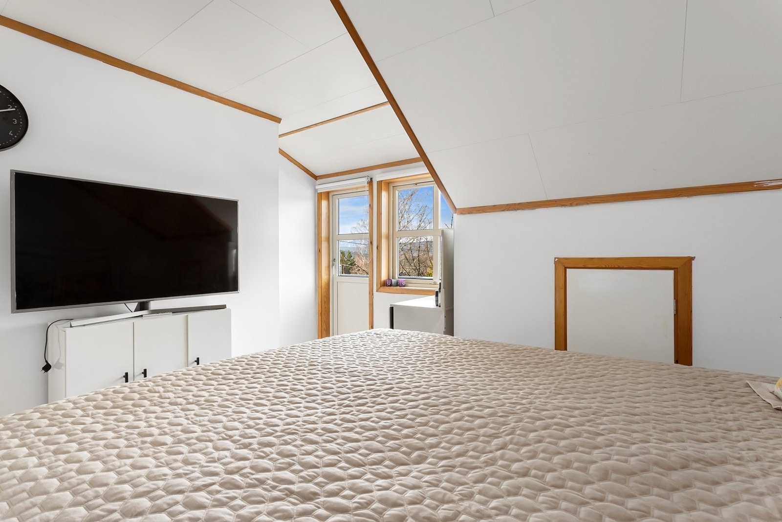 Hovedsoverommet er malt i lyse farger og har utgang til en balkong. Galleribilde