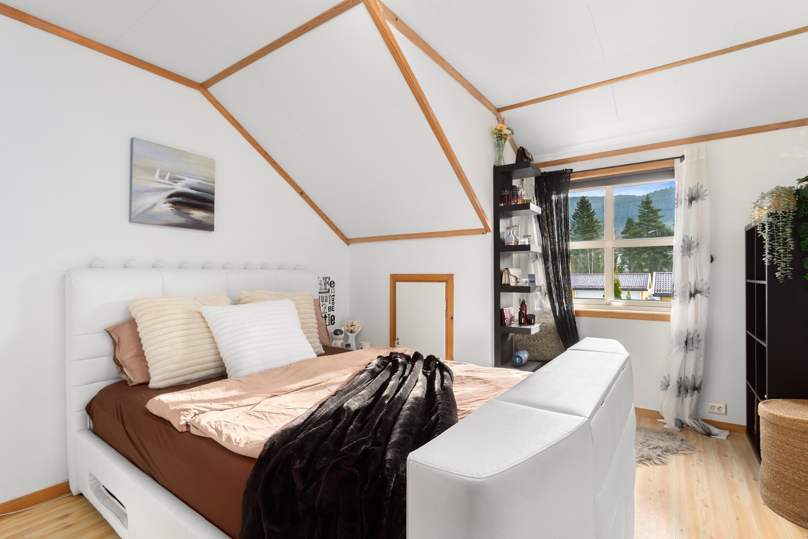 Soverom nr. 2 er også av god størrelse, og har lagringsplass i kott i knevegg. Galleribilde