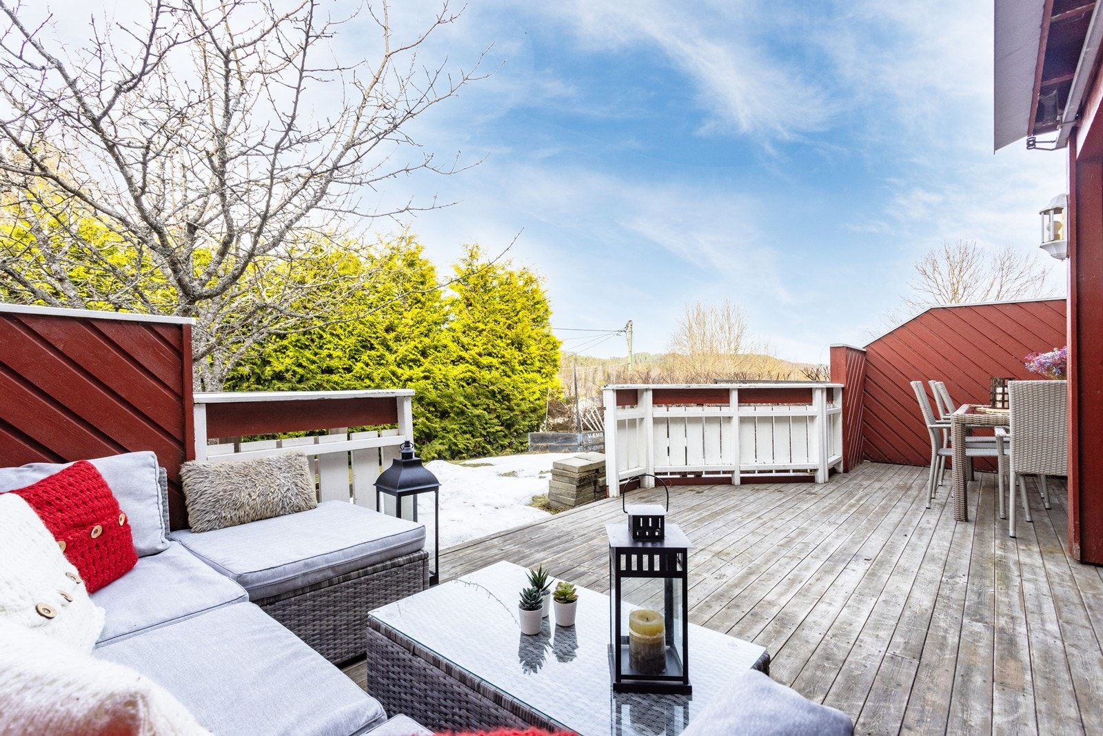 Terrassen ligger skjermet til, med direkte adkomst videre ut til hagen. Galleribilde