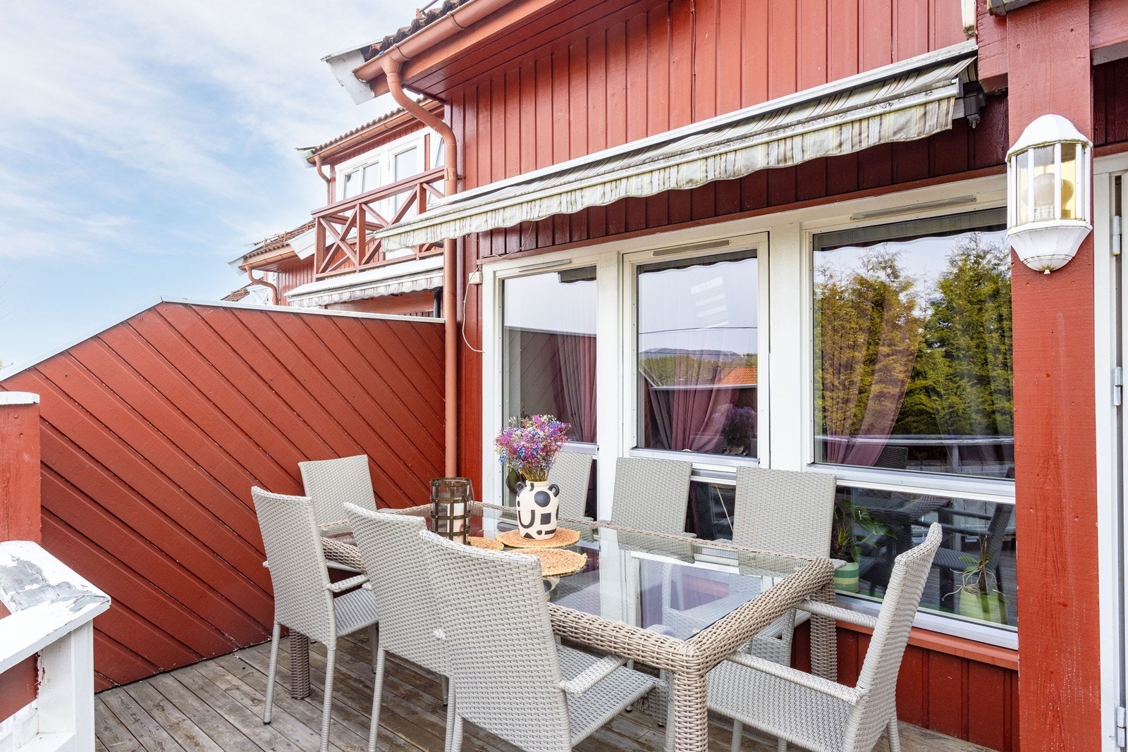 Terrassen har utgang fra stue og har en terrassemarkise som sikrer god solskjerming. Galleribilde