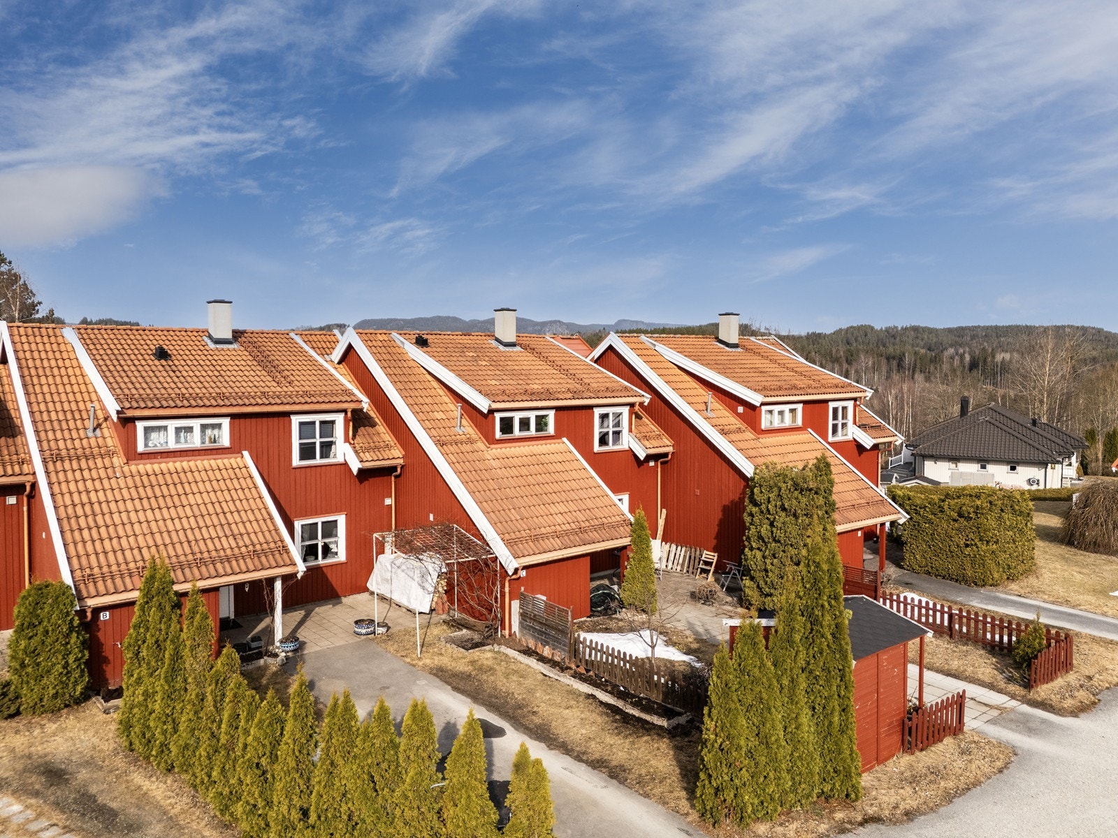 Boligen har gangavstand til barnehage og skoler, samt Åmot sentrum med et godt utvalg butikker og servicetilbud. Galleribilde