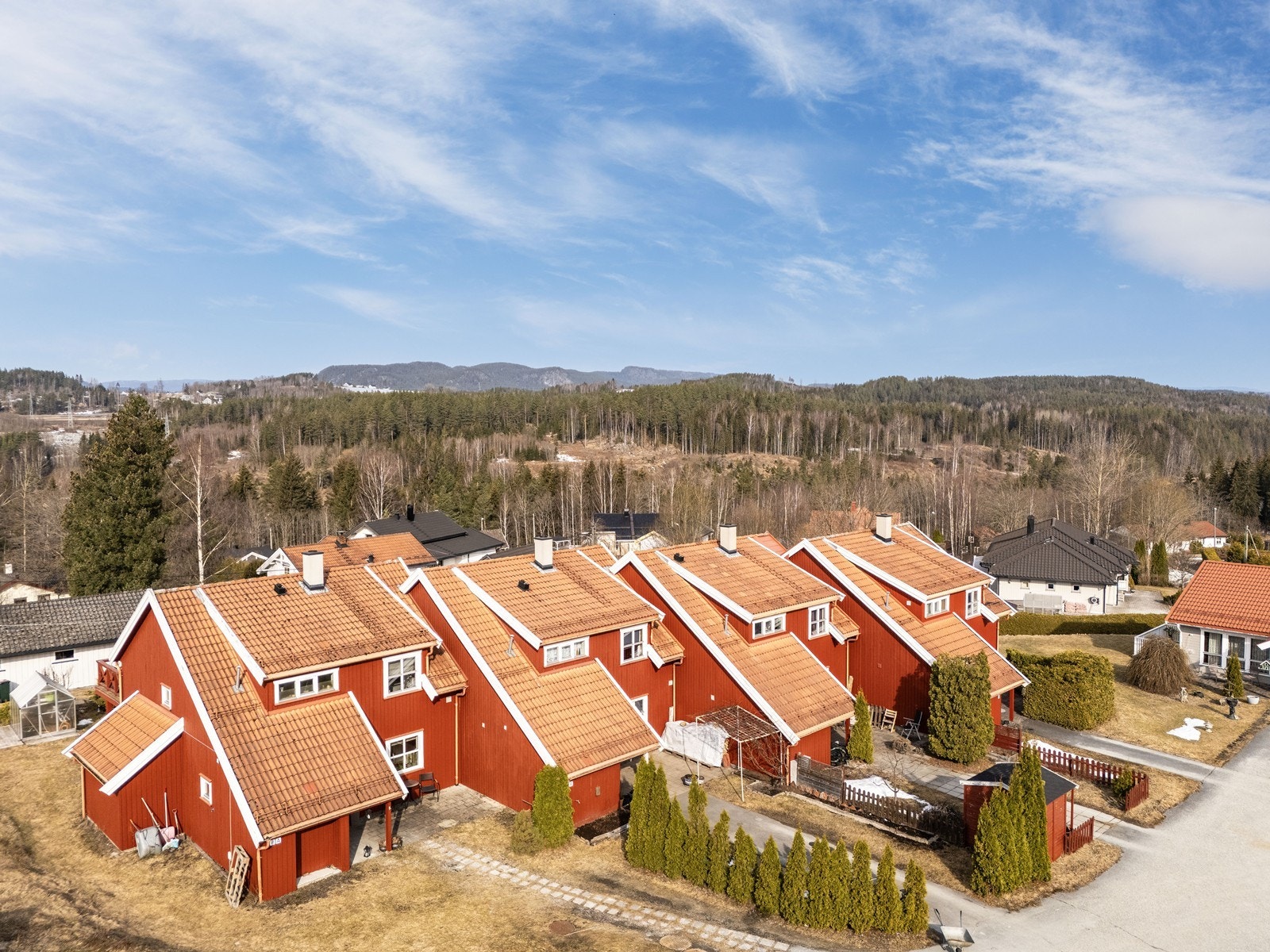 Velkommen til Bjørkebakken 8B - en praktisk rekkehusleilighet over to plan, med svært sentral beliggenhet like utenfor Åmot sentrum! Galleribilde