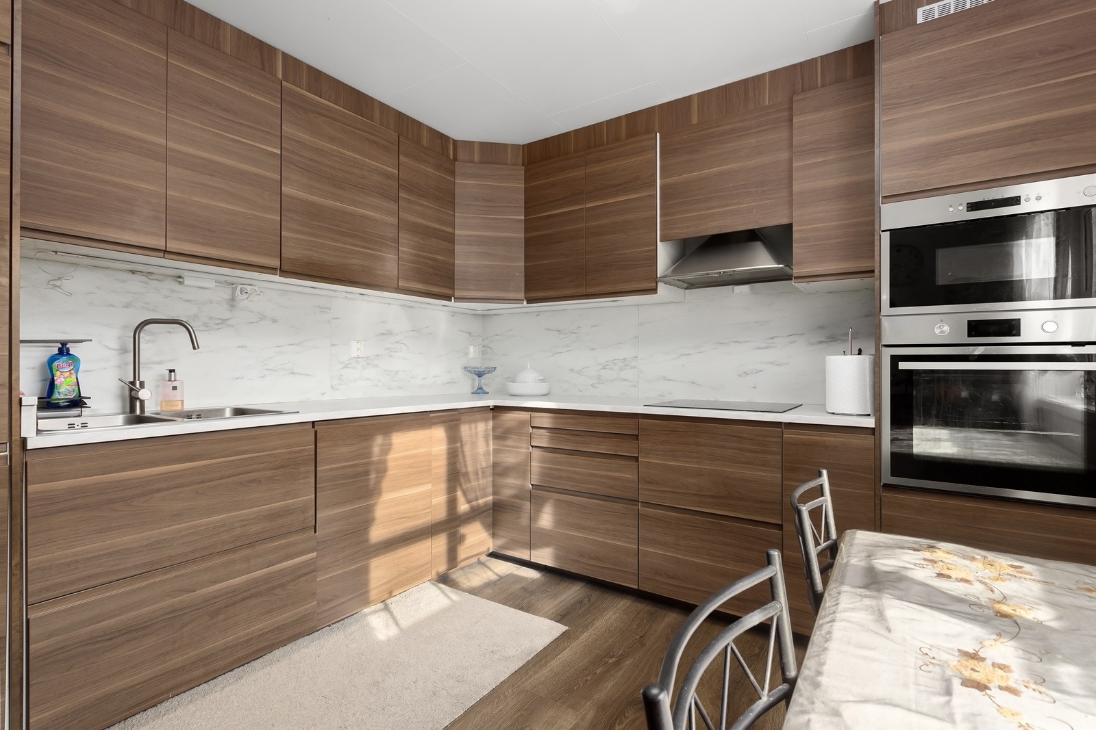 God plassutnyttelse og design gir effektive arbeidsflater og godt med oppbevaring i skuffer og skap. Galleribilde