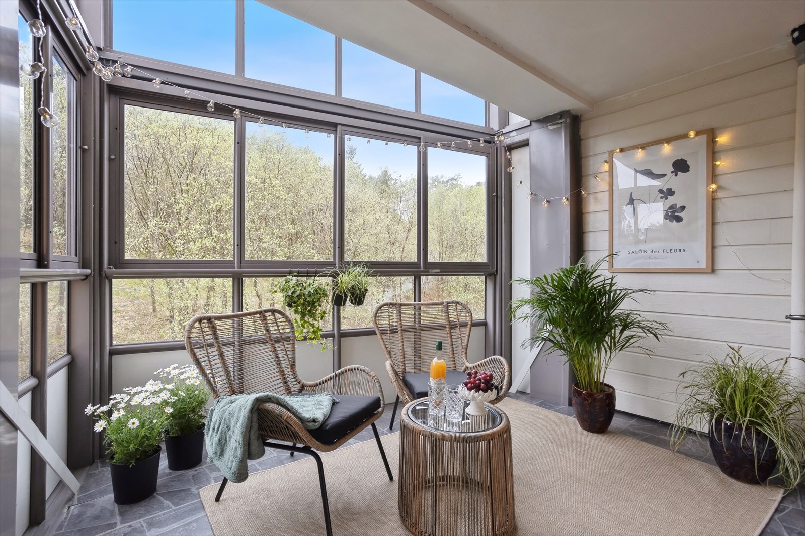 Den innglassede balkongen er en flott forlengelse av stuen Galleribilde