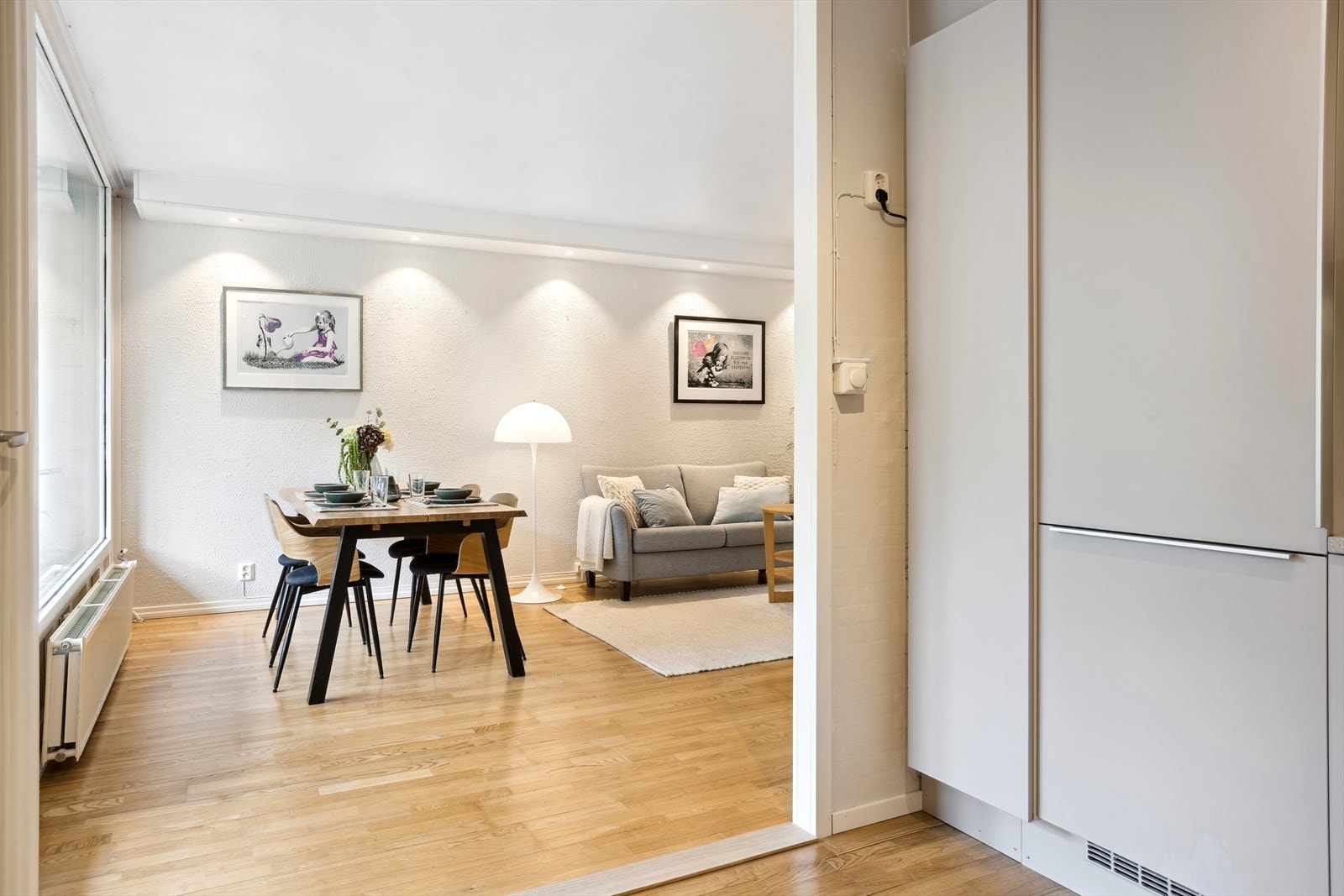 Kjøkken med delvis åpen løsning mot spisestue og stue Galleribilde