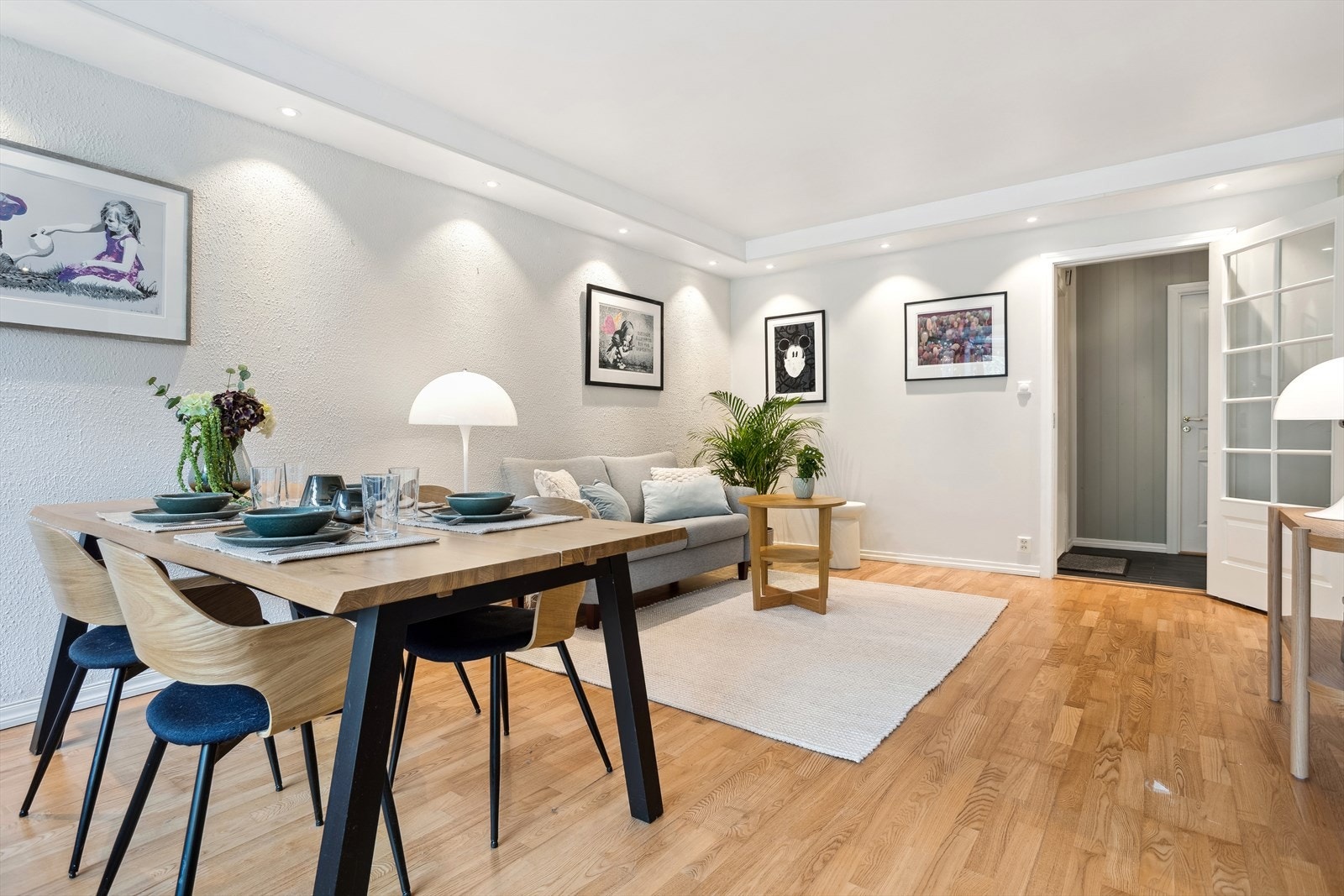 Stuen har gode møbleringsmuligheter med naturlige soner og god plass til spise- og sofagruppe Galleribilde