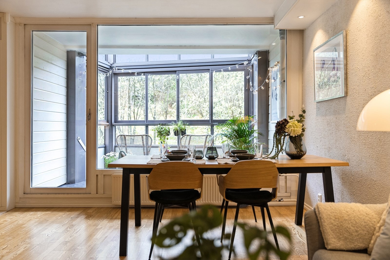 Stuen har stort vindu som slipper inn mye lys Galleribilde