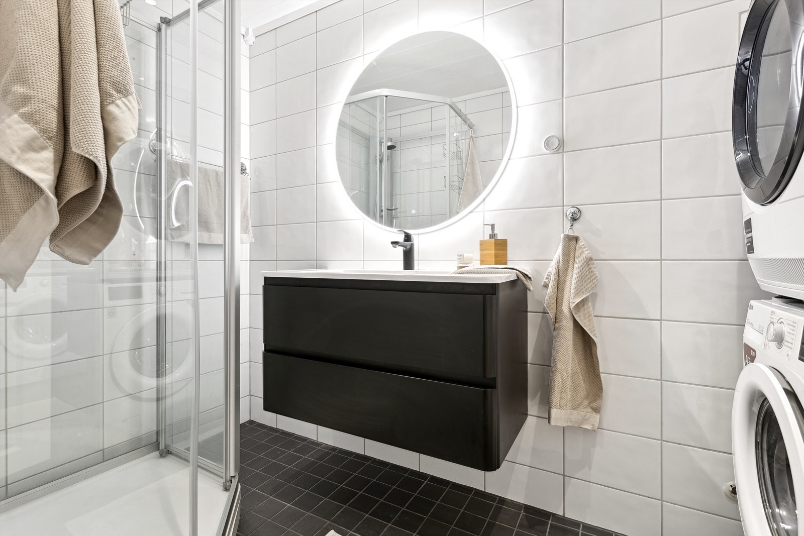 Helfliset baderom med varmekabler i gulv og opplegg for vaskemaskin Galleribilde