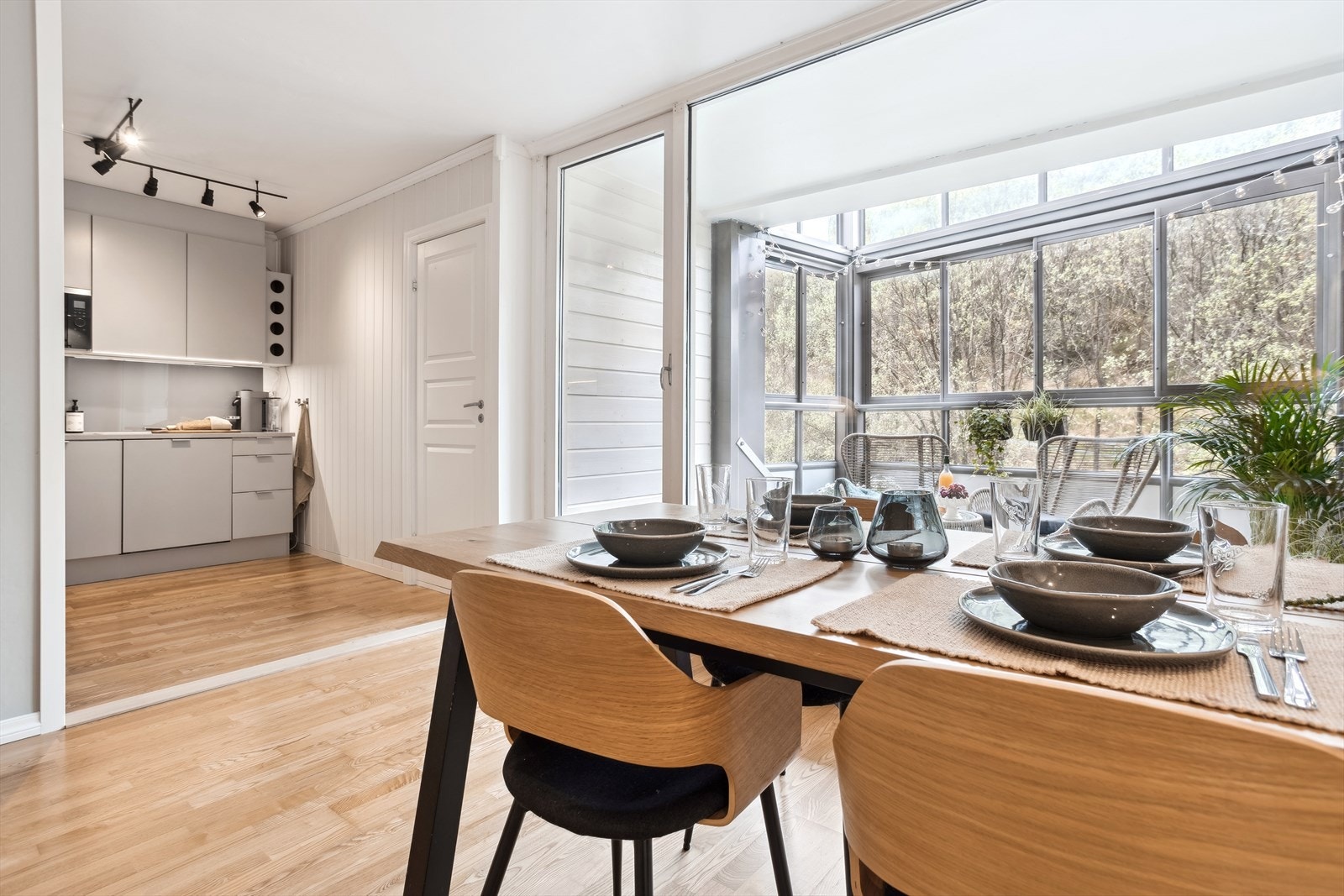 I stuen er det god plass til spisebord. Perfekt for familiemiddager Galleribilde