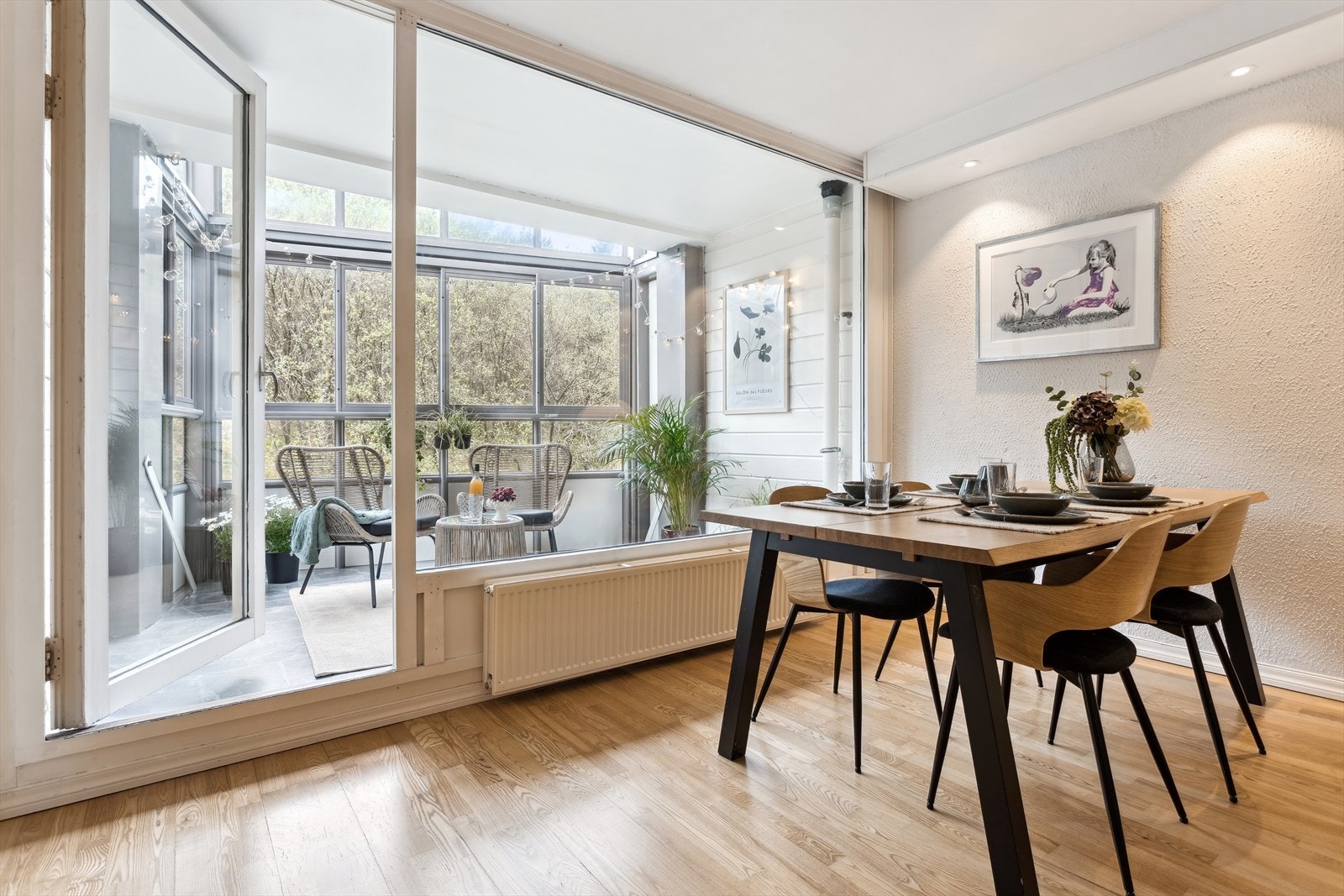 Fra stuen er det utgang til en stor innglasset balkong på ca. 9 m² Galleribilde