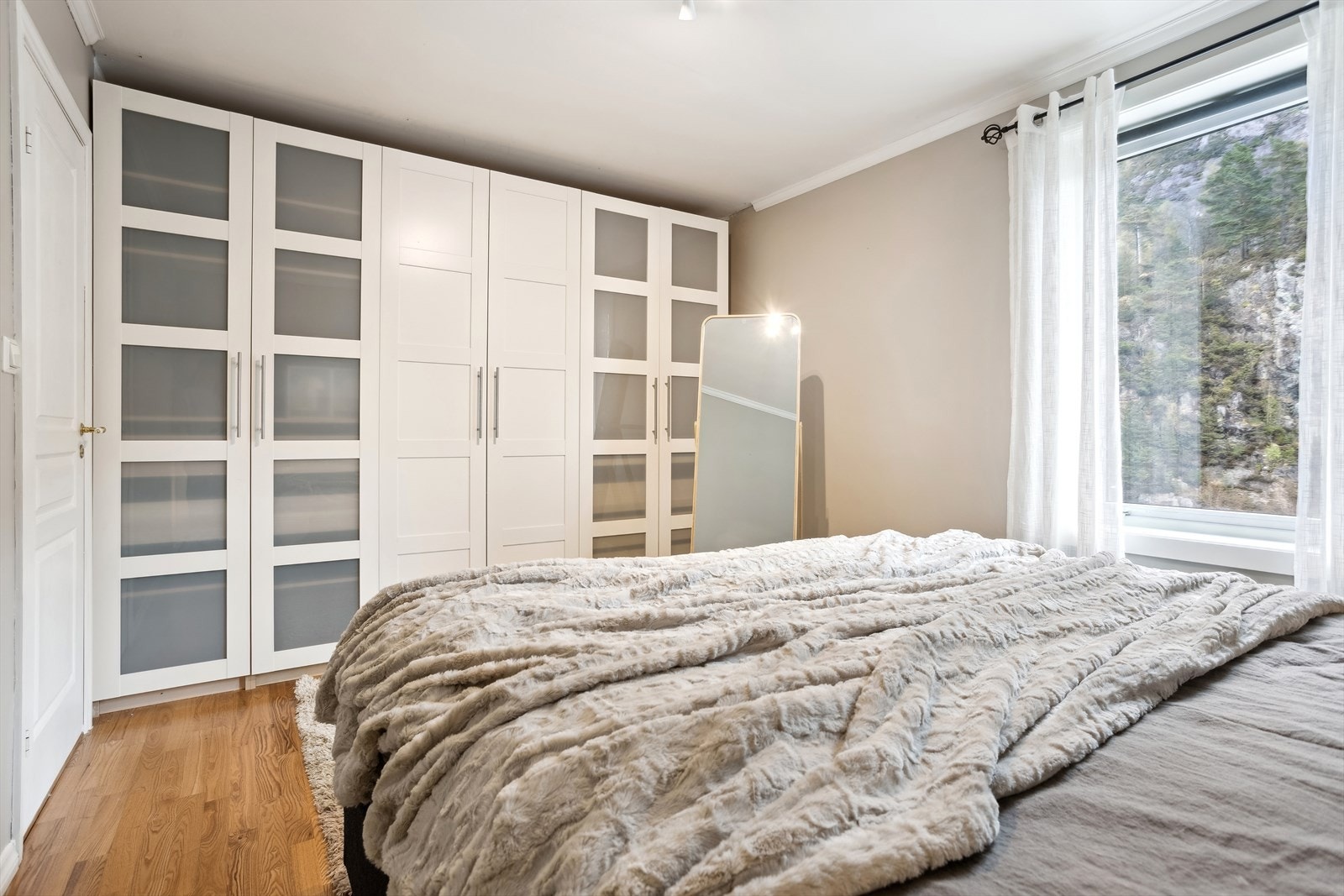 Her er det plass til dobbeltseng, tilhørende nattbord og garderobeløsning Galleribilde