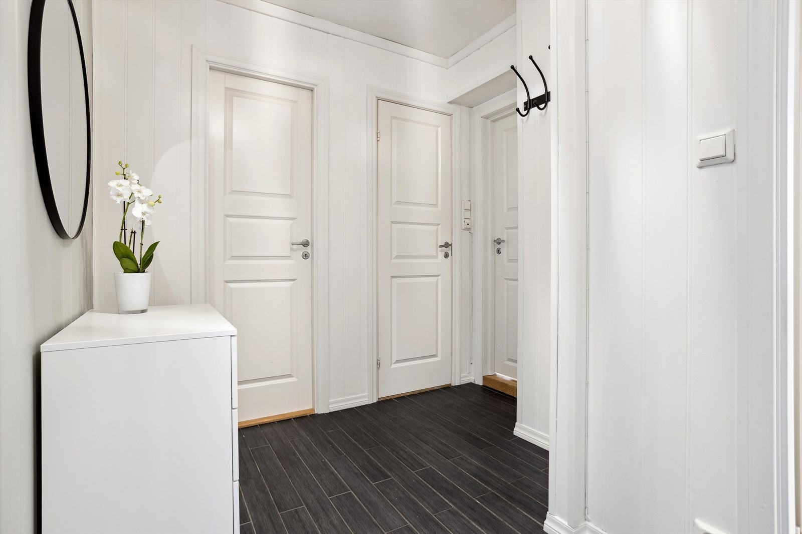 I gangen er det plass til oppbevaringsløsninger som kommode og oppheng Galleribilde