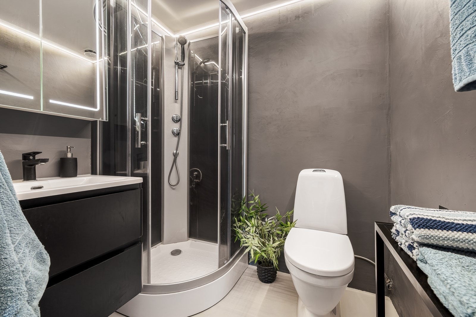 Badet er opprinnelig helfliset og er oppgradert med microsement på gulv og vegger. Det er også varme i gulv på badet. Galleribilde
