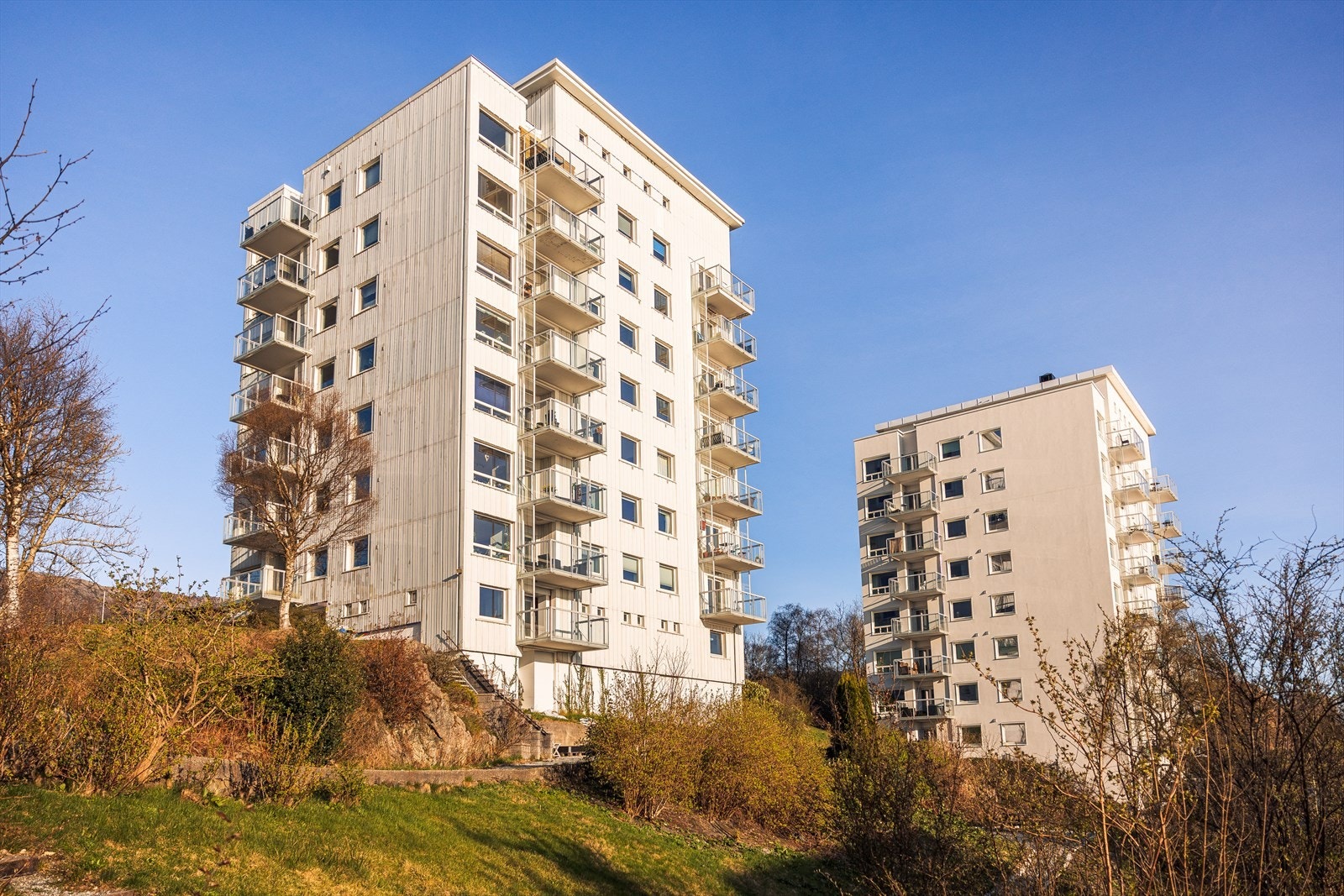 Er du student bor du 5 minutters gange fra NHH. Det er ellers kort vei til gode bussforbindelser med hyppige avganger mot Bergen sentrum og øvrige studiesteder. Det er kort vei til flere av byens største arbeidsplasser. Galleribilde