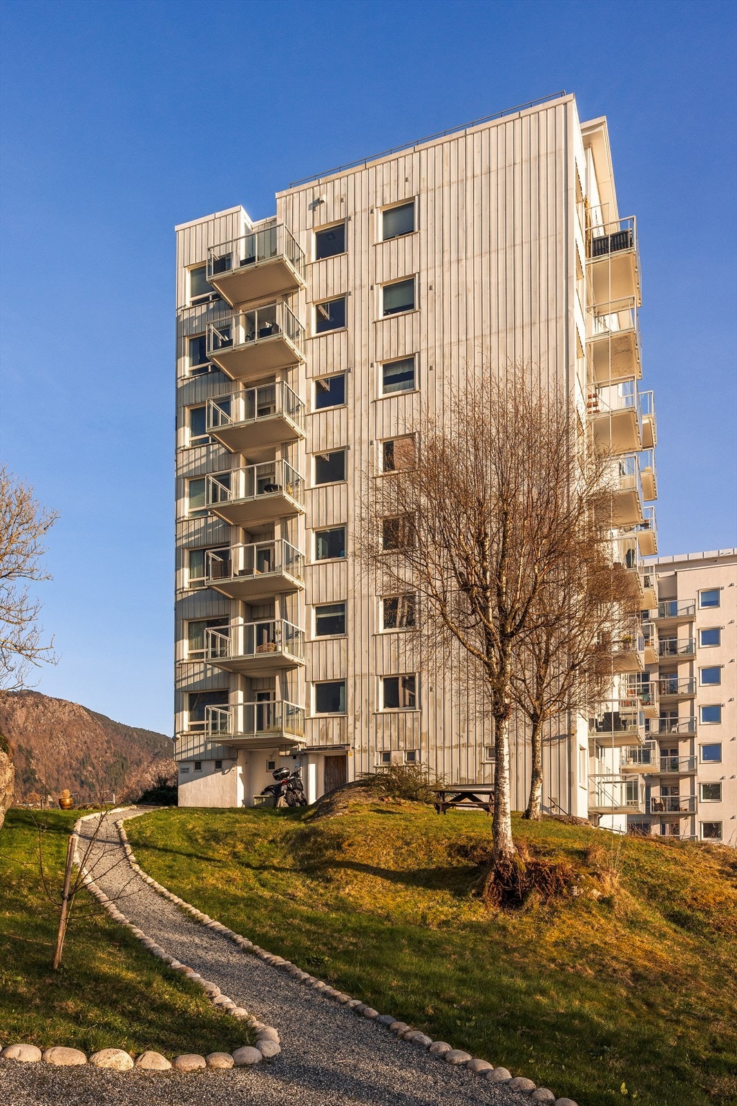 Det er noe eget ved å bo i Breiviken (Ytre Sandviken). Lyden av bølger som slår mot land, følelsen av frisk sjøluft i håret, hyggelig naboskap og herlige uteområder. Dette i tillegg til at det bare er få minutters gange til NHH. Galleribilde