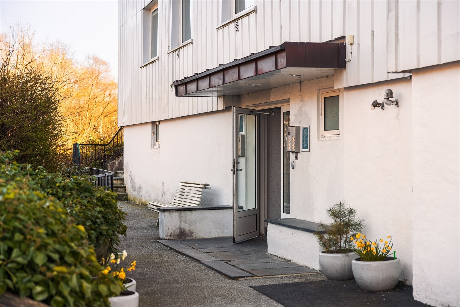 Pent opparbeidet uteområde, både like utenfor og i området generelt. Galleribilde