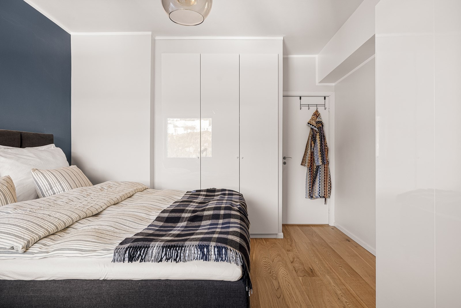 Legg også merke til at det er rikelig med garderobeplass på soverommet, hvorav begge garderobeskap (både i midten og til høyre i bildet) medfølger i handelen Galleribilde