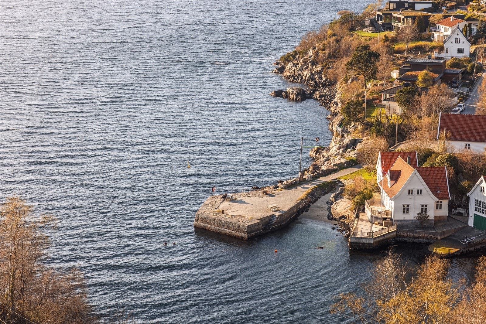 Området er spesielt ettertraktet grunnet sin unike beliggenhet. Området er fredelig og idyllisk, samt at det bare tar ca. 7 minutter å kjøre til Bergen sentrum hvor man finner alle fasiliteter og servicetilbud. Galleribilde