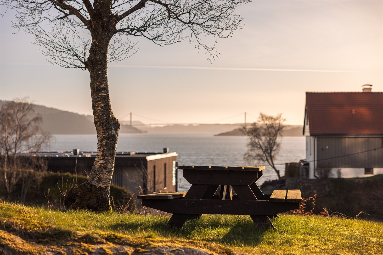 På de fineste dagene er det bare til å ta fart, løpe litt og stupe i sjøen fra de pent opparbeidete utearealene på Biskopshavns badeplass. Attraktive Helleneset har fasiliteter som barnebasseng, stupebrett, sittegrupper, toalettanlegg og parkering. Galleribilde