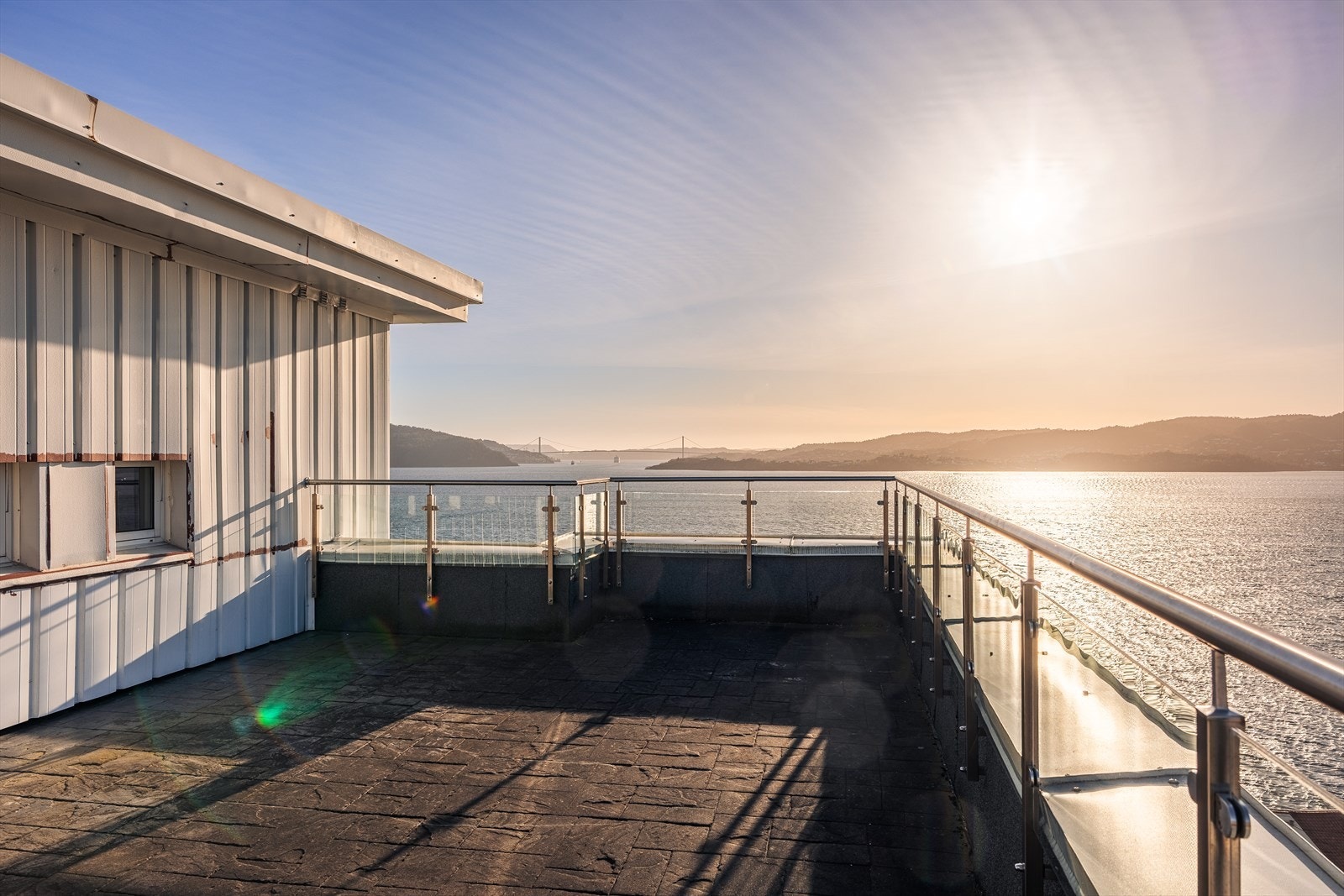 Felles takterrasse på nærmere 50 kvm, hvor en kan nyte solen helt til den forsvinner i havet på sommerstid. Galleribilde