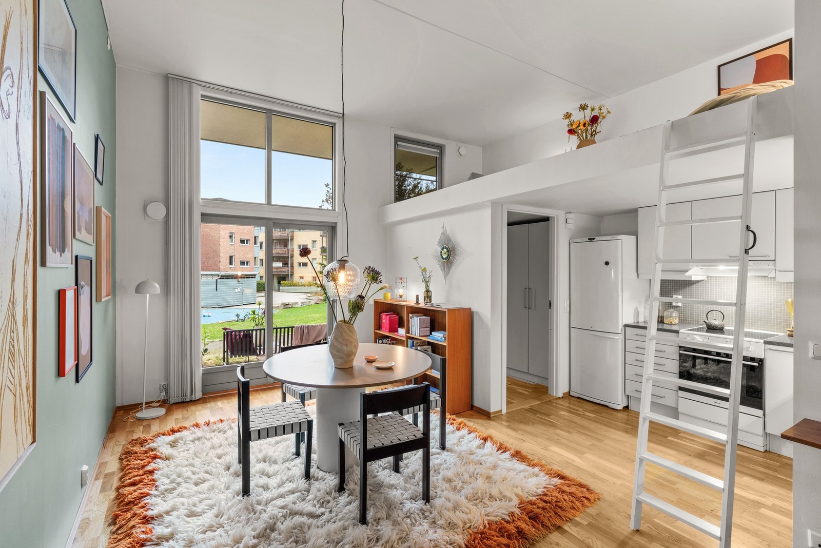 Plassen er meget godt utnyttet med en hems på ca. 10 kvm Galleribilde