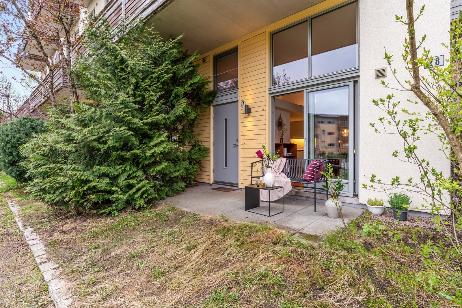 På markterrassen er det god plass for sittegruppe hvor du kan nyte de lange sommerkveldene med grilling og gode venner Galleribilde