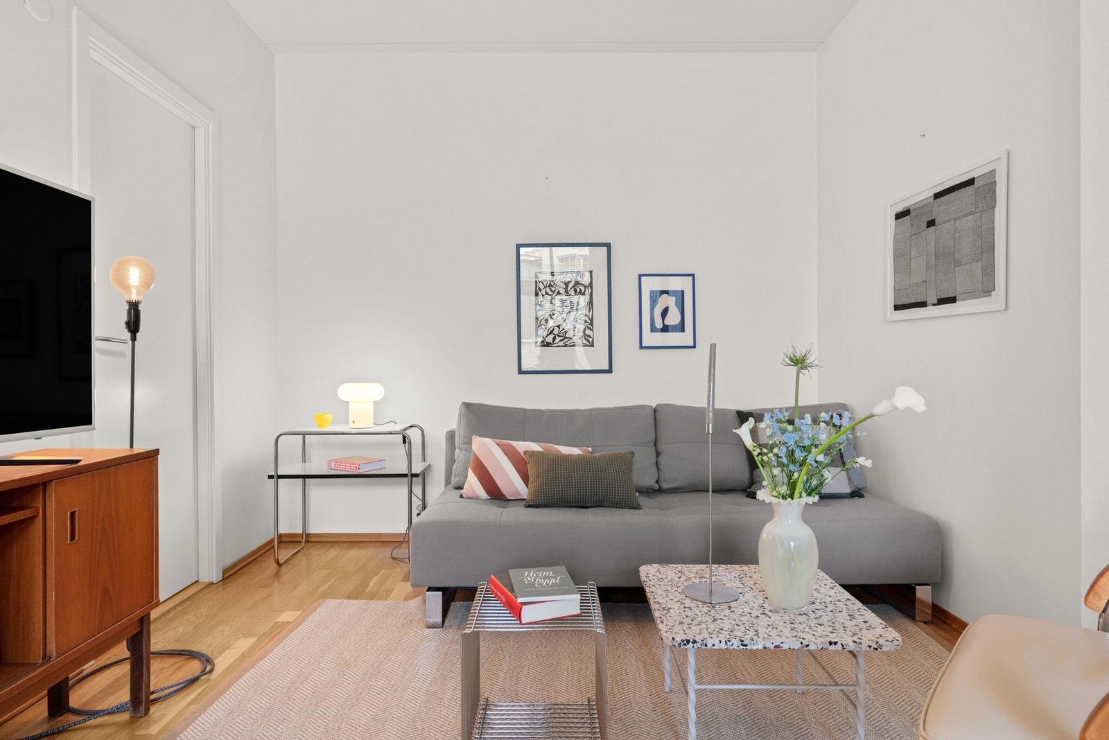 Stuen er meget romslig og har plass for stort spisebord, stor sofa og tv-løsning Galleribilde