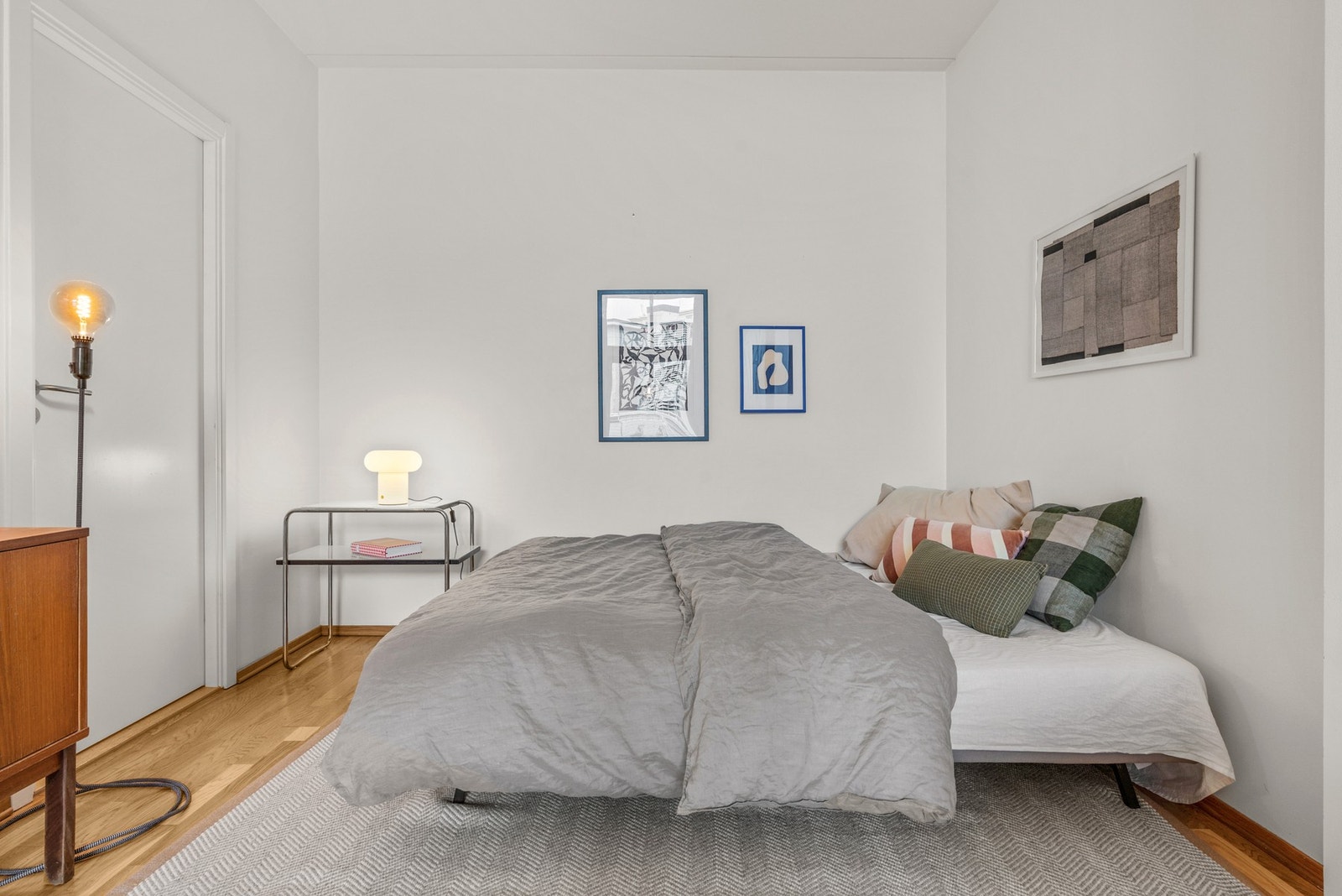 Pga den store størrelsen på stuen kan man lage en skjermet alkove der sofaen står i dag om man ønsker dette Galleribilde