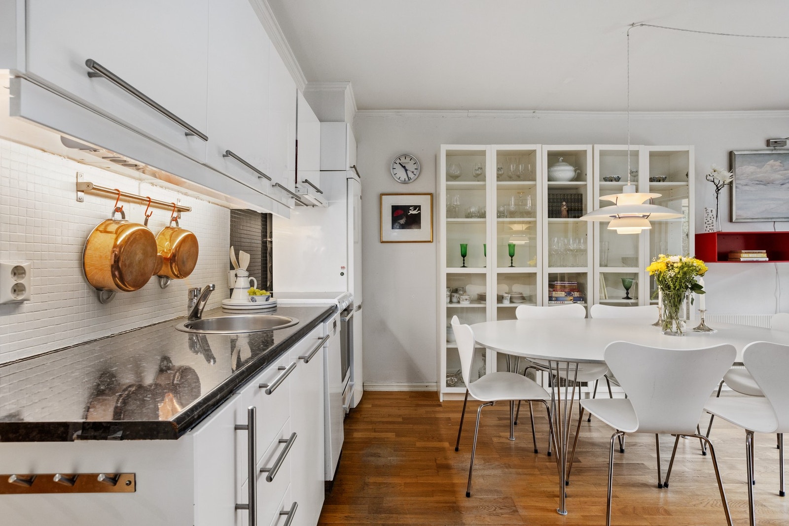 Kjøkken med spiseplass. Galleribilde