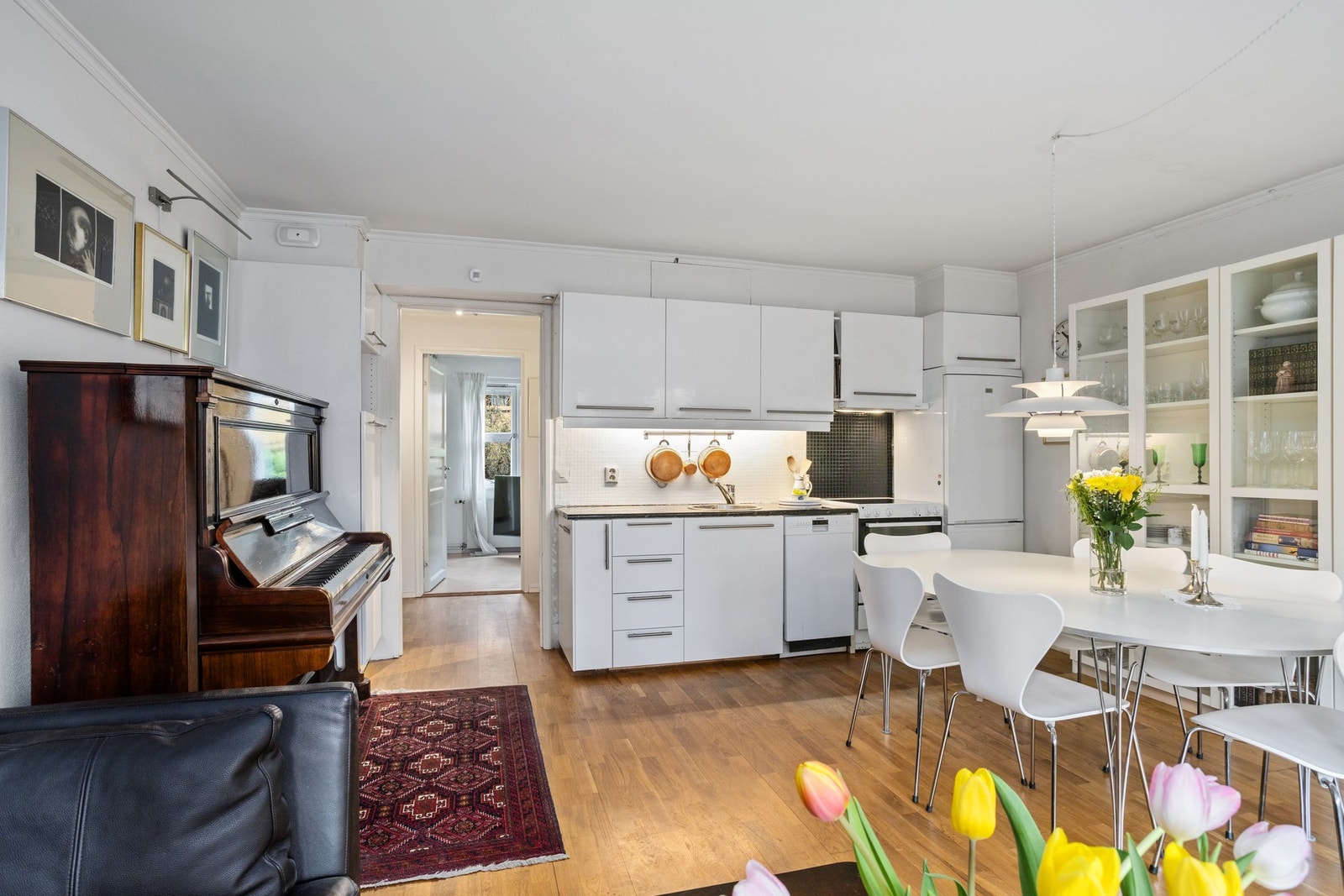 Kjøkken i åpen løsning mot stuen. Galleribilde