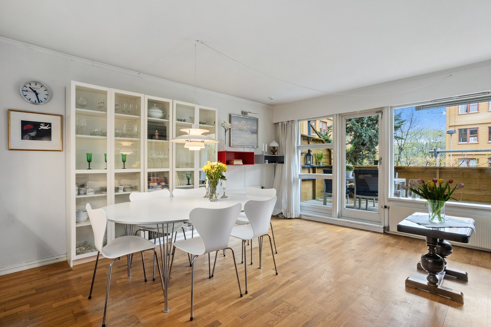 Stue med plass til både spisebord og sofa. Galleribilde