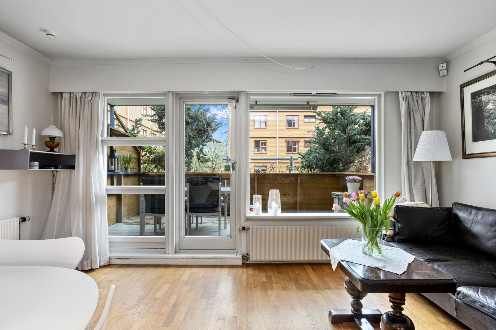 Store vindusflater i stuen slipper godt med naturlig lys inn. Det er videre utgang til terrassen fra stuen. Galleribilde