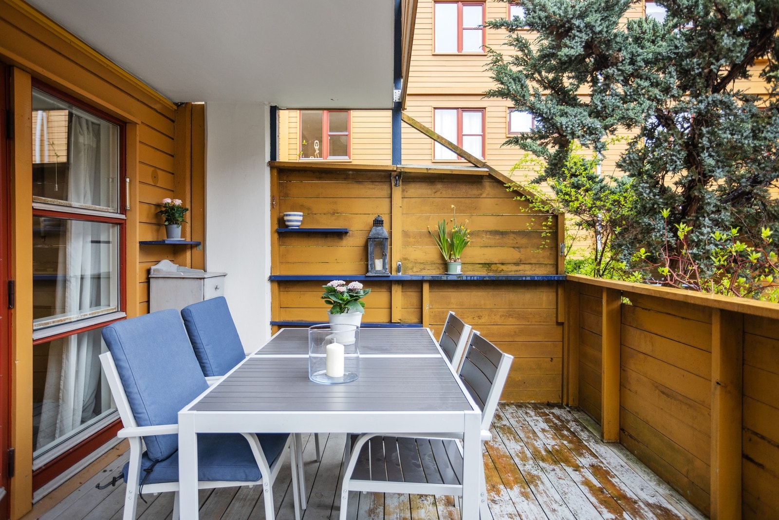 Delvis overbygget terrasse som også er skjermet med hekk. Galleribilde