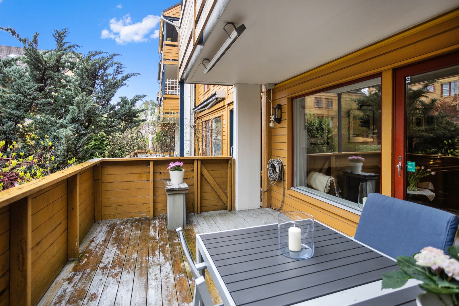 Vestvendt terrasse med ettermiddags- og kveldssol. Galleribilde