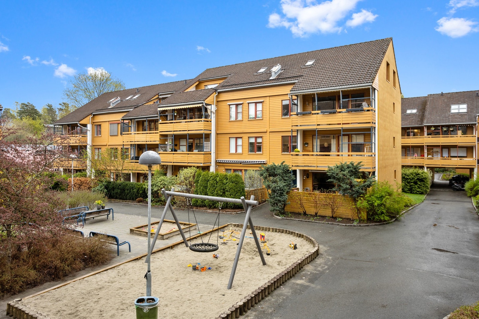 Leiligheten ligger trappefritt til i 1. etasje og vender mot hyggelig tun. Galleribilde