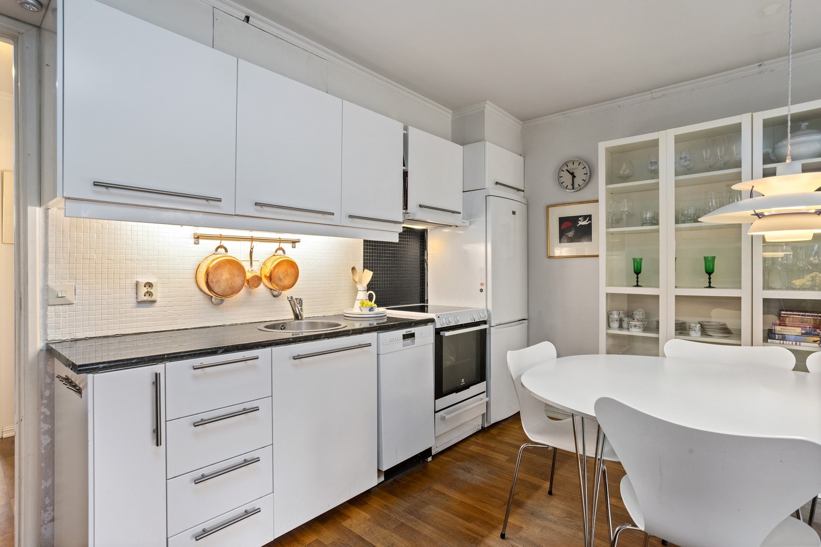 Kjøkkeninnredning med hvite høyglansete fronter. Galleribilde