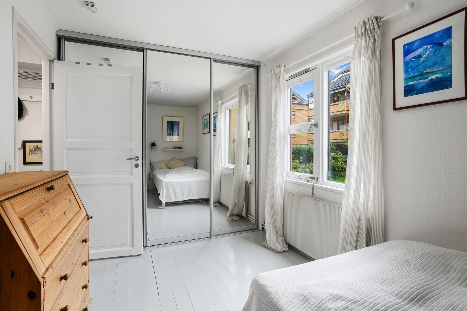 Stor garderobe på soverommet. Galleribilde