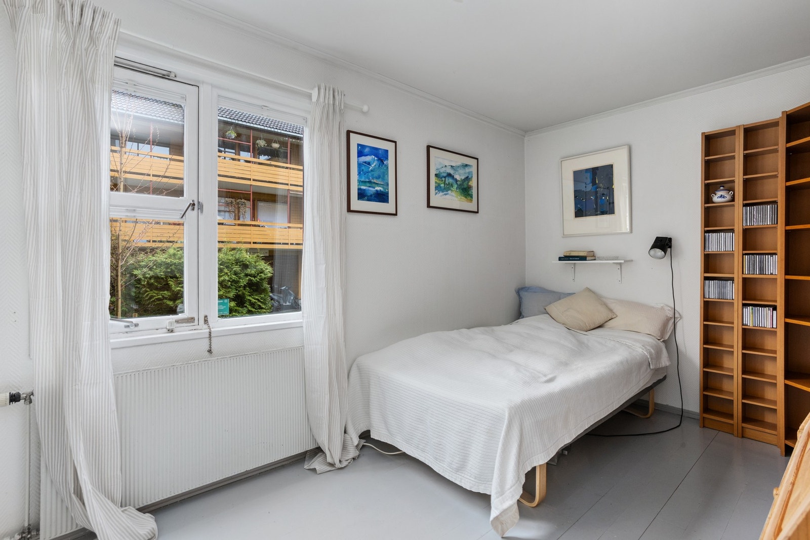 Soverom av svært god størrelse. Rommet vender mot rolig grøntareal. Galleribilde