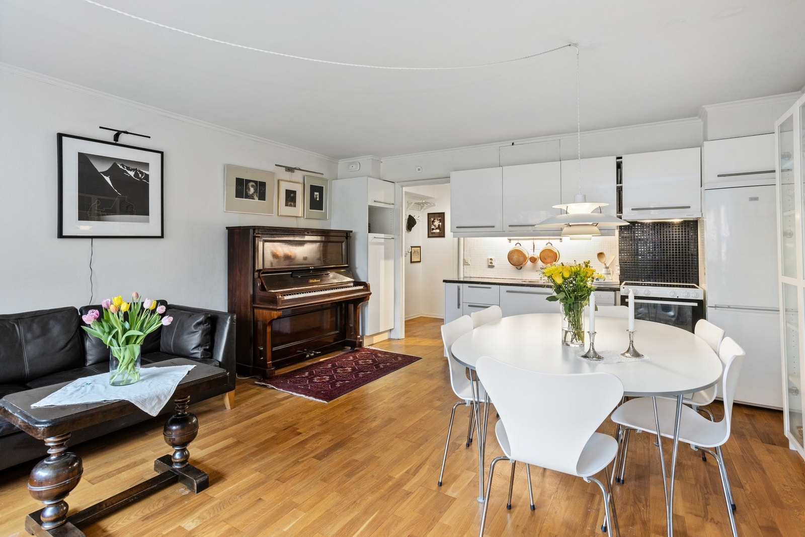 Stue og kjøkken med plass til ønsket møblering. Galleribilde