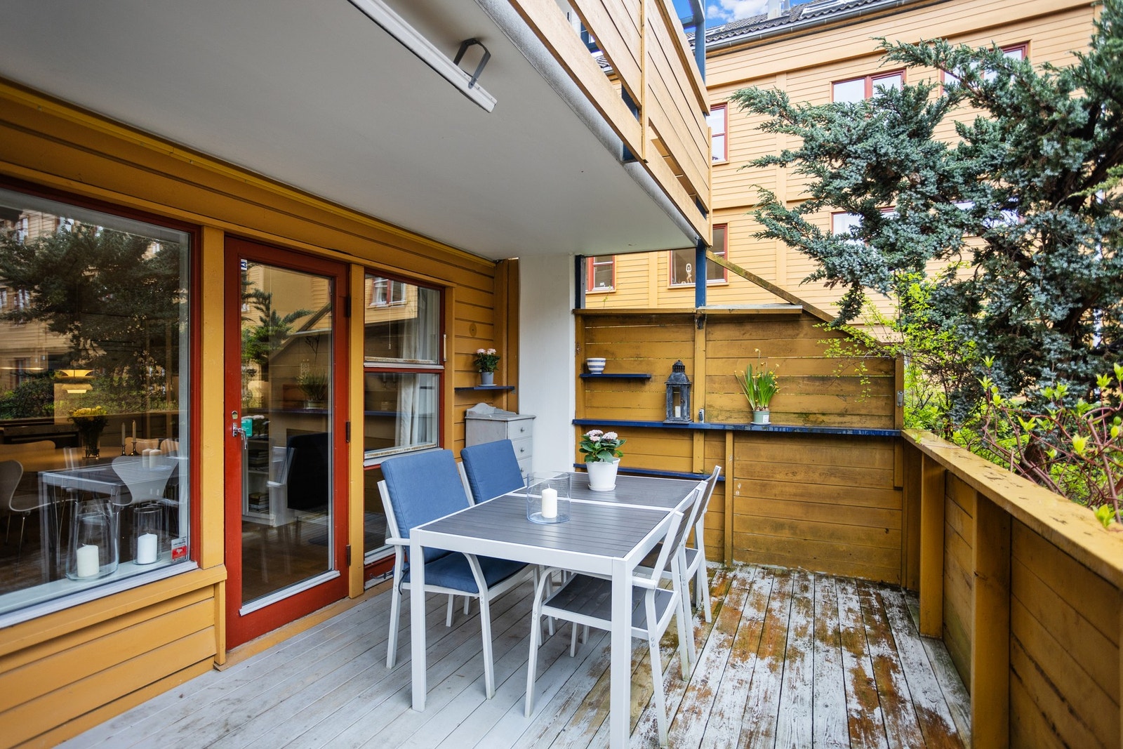 Terrasse på 14 kvm med god plass til utemøbler. Galleribilde