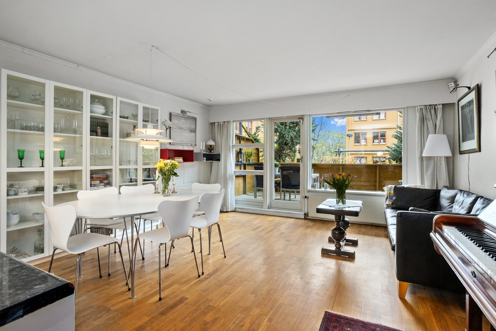 En arealeffektiv 2-roms med en bra planløsning.
Leiligheten har trappefri adkomst og beliggenhet i et svært rolig og barnevennlig borettslag på Skøyen, rett ved Frognerparken. Galleribilde