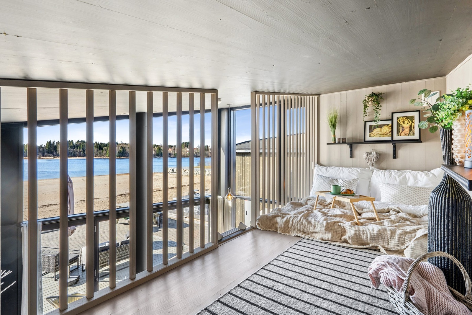 Hemsen kan by på god plass til dobbeltmadrass, her har du lekker utsikt mot stranden og Glomma. Galleribilde