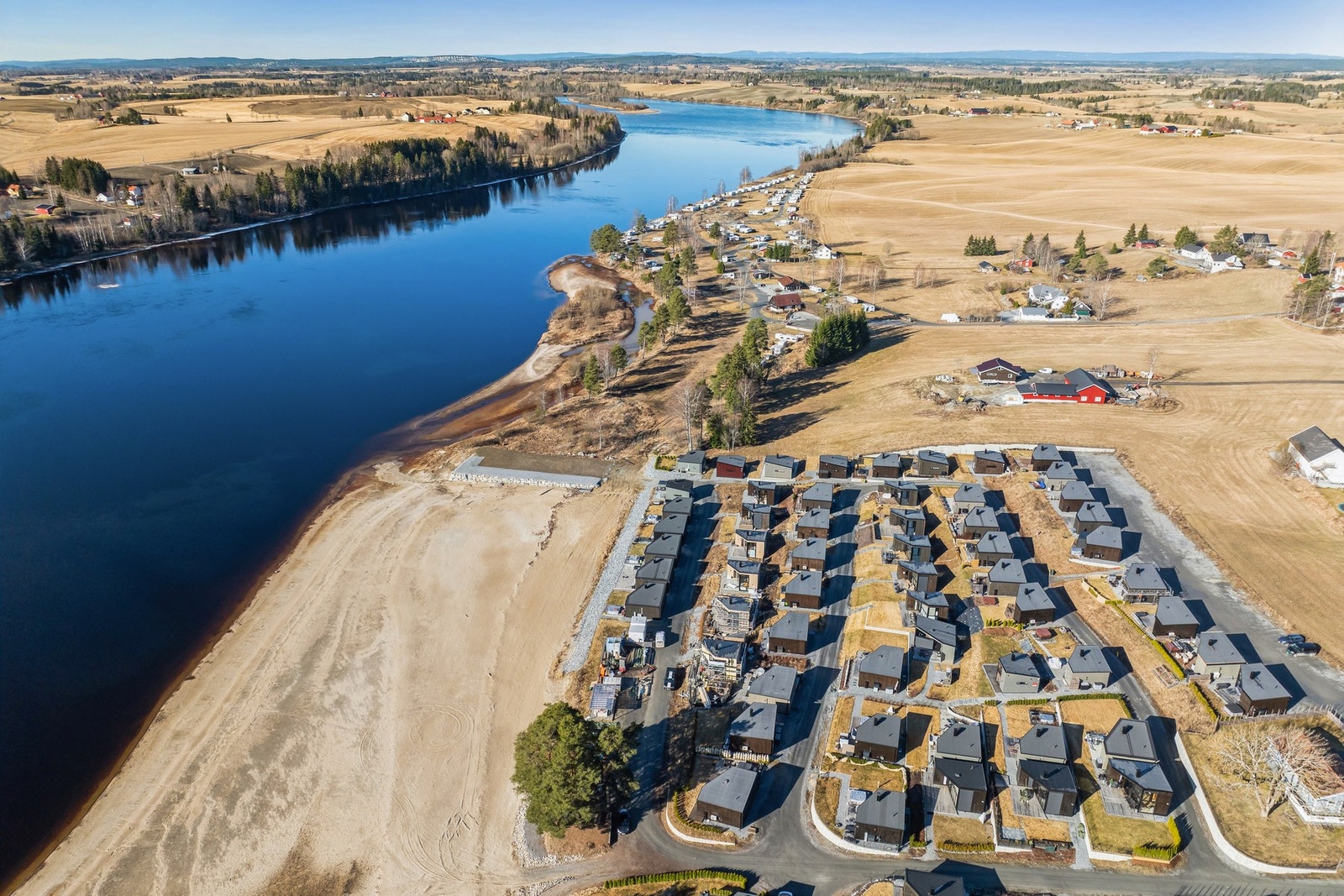 Fritidsboligen ligger på første rad rett ved Glommas bredder og har en flott utsikt mot vannet. Galleribilde